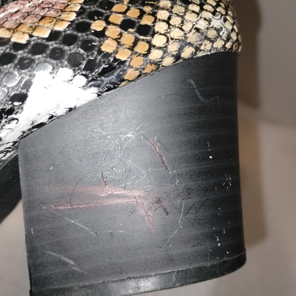 Qupid Women's Rubber Elastic Gore Pointy Toe Ankle Booties Snakeskin look Sz 6 - Picture 12 of 13